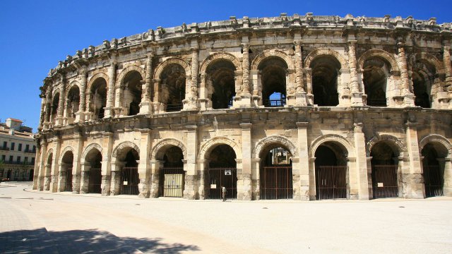 Le pavillon du Louvre-NIMES